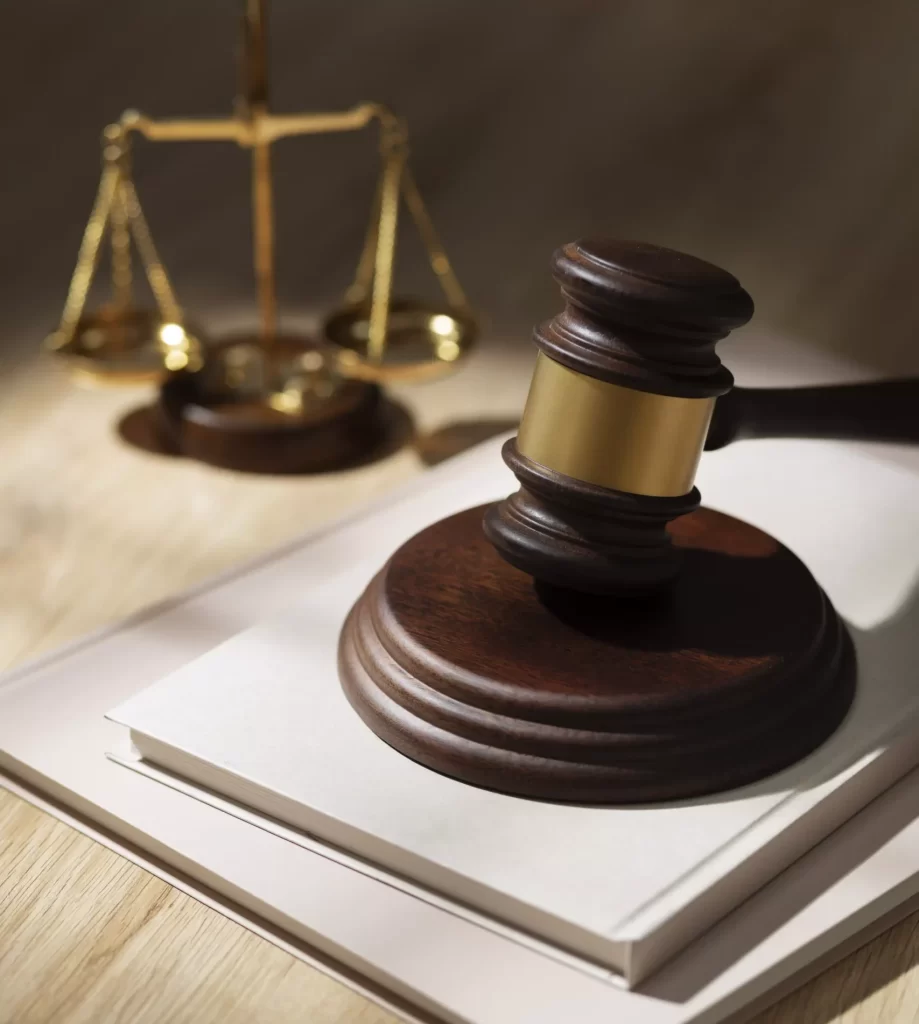 Martelo de juiz e balança da justiça representando o inventário extrajudicial